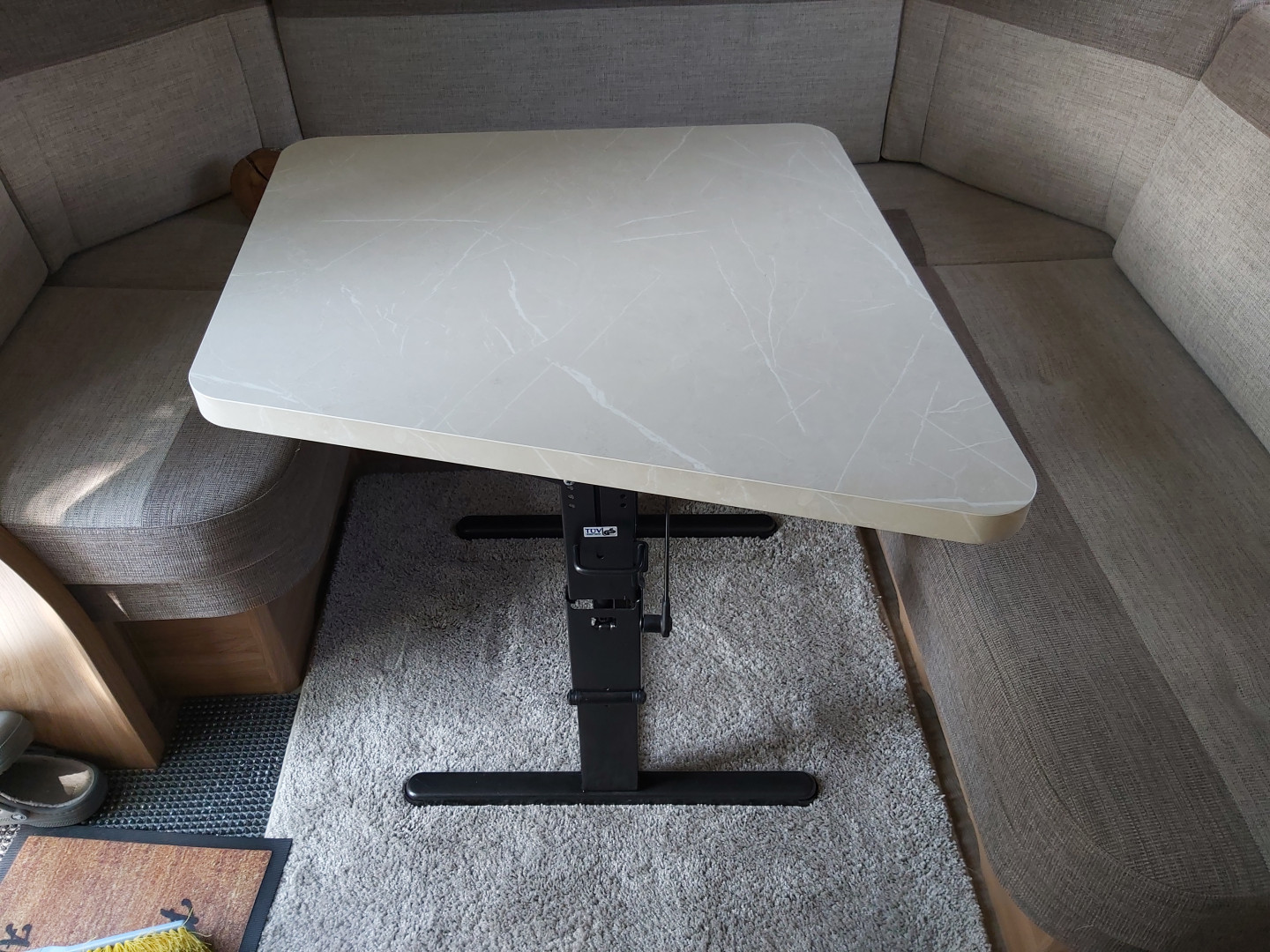 Uusi vaunun pöytä+jalka (Hobby 495UL)